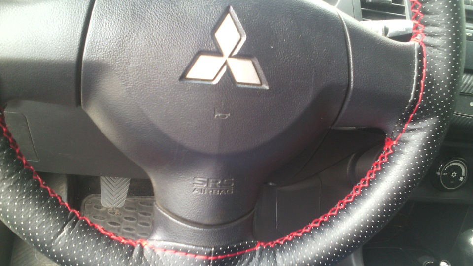 складочки должны разгладится — Mitsubishi Lancer X