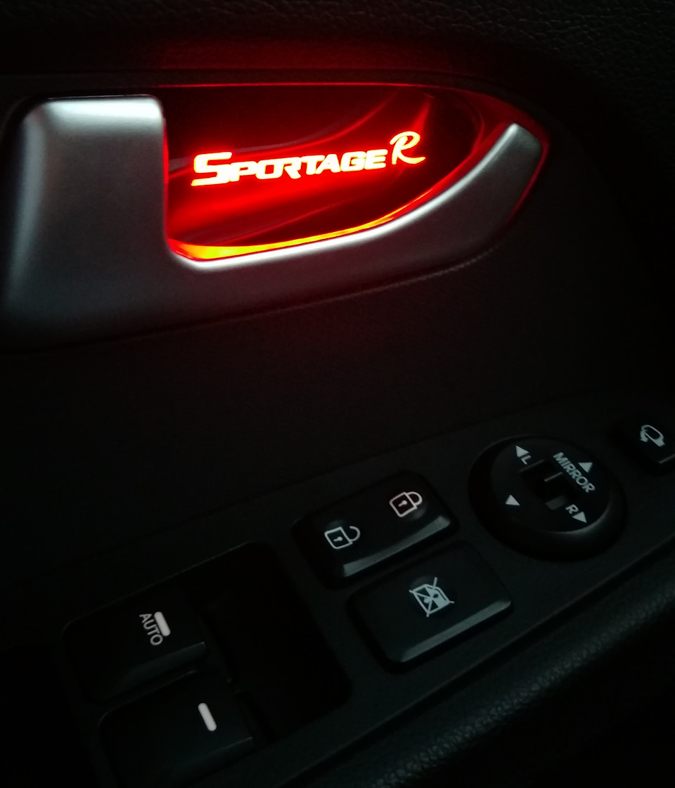 левая — KIA Sportage (3G)