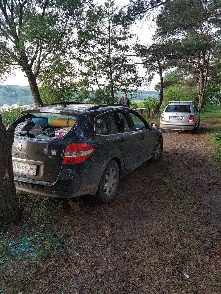 В бою погибло одно заднее стекло на Рено и это им еще алкоголь не выдавали. — Volkswagen Passat Variant (B6)