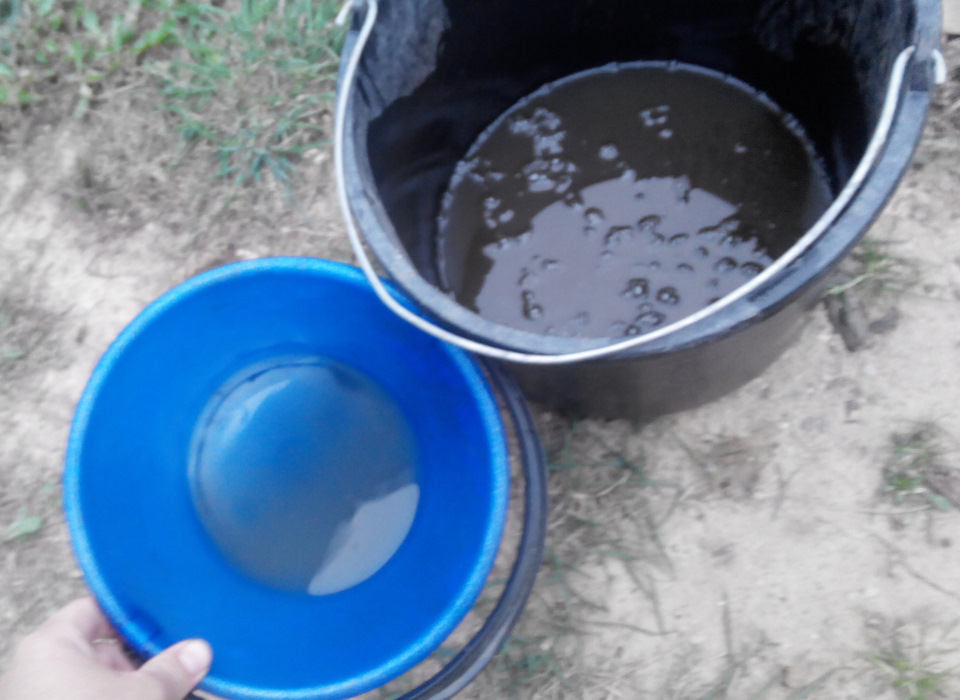 В синем ведре слитая дистилированная вода после 3-й промывки. В черном ведре ОЖ которая была в системе с завода и после 50000 пробега. — Great Wall Hover