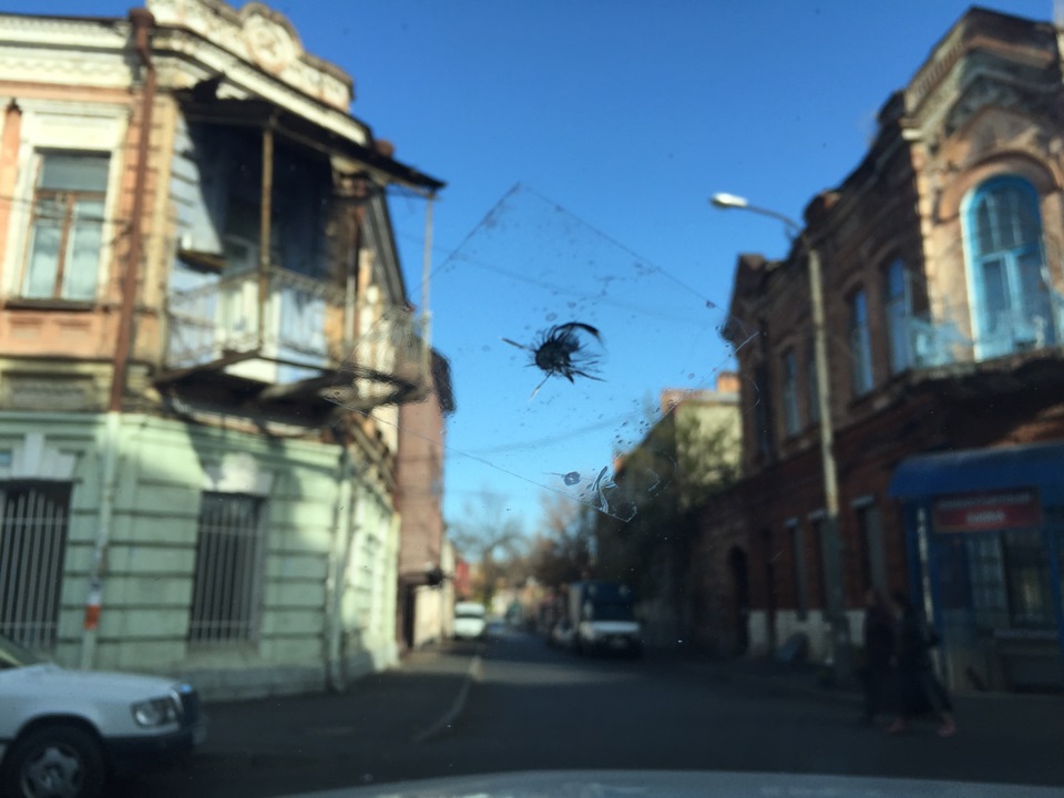 Вот так вот стало выглядить моё лобовое ранение к утру. За ночь разбежалось миллиметров по 5-7 в разные стороны. — Acura RDX (1G)