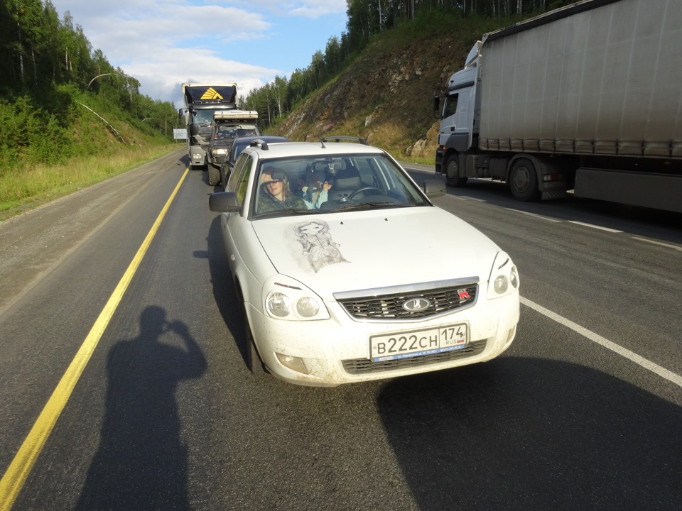 мы в этой пробке. — Lada Приора универсал