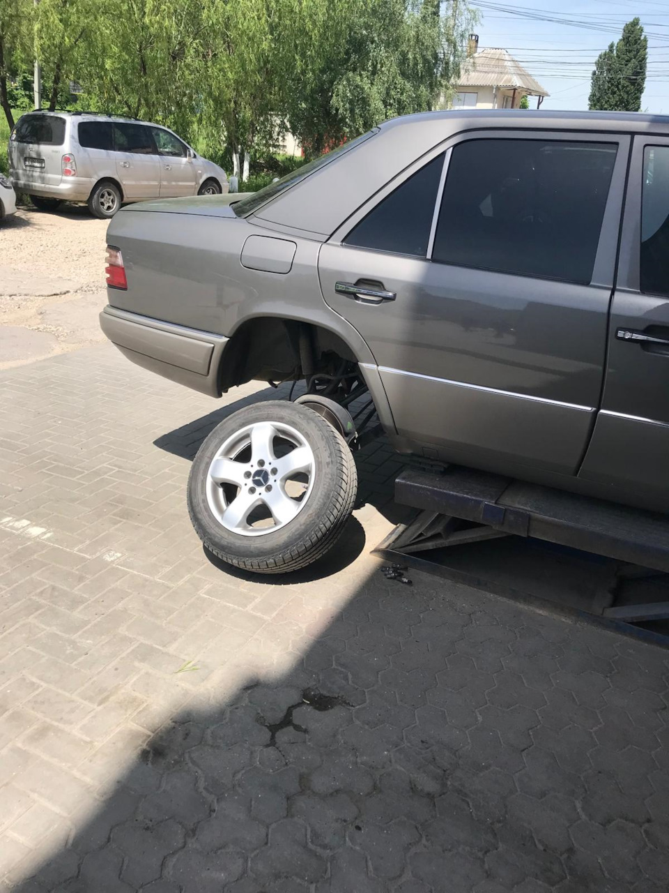 Фото в бортжурнале Mercedes-Benz E-Class (W124)