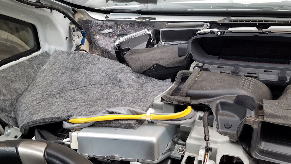Фото в бортжурнале Toyota Prius Plug-in Hybrid (1G)