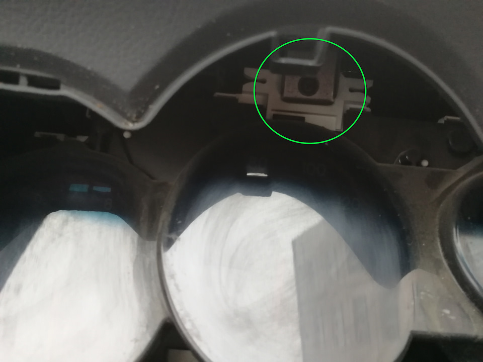 откручиваем один единственный болтик вверху. — Pontiac Vibe (1G)
