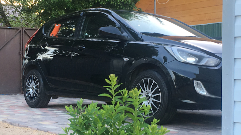 Hyundai Solaris Hatchback Черная пантера