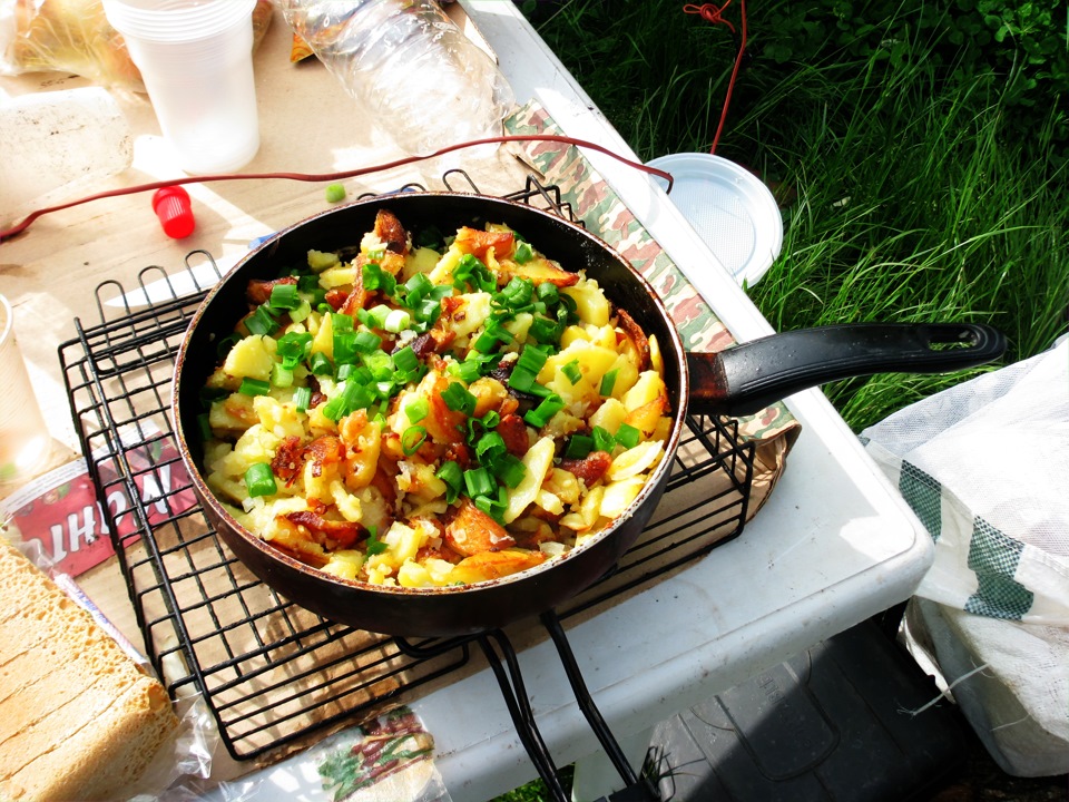 9. Пока варился шулюм ребята пожарили вкуснячую картошечку, которую мы быстро смели. — Renault Duster (1G)