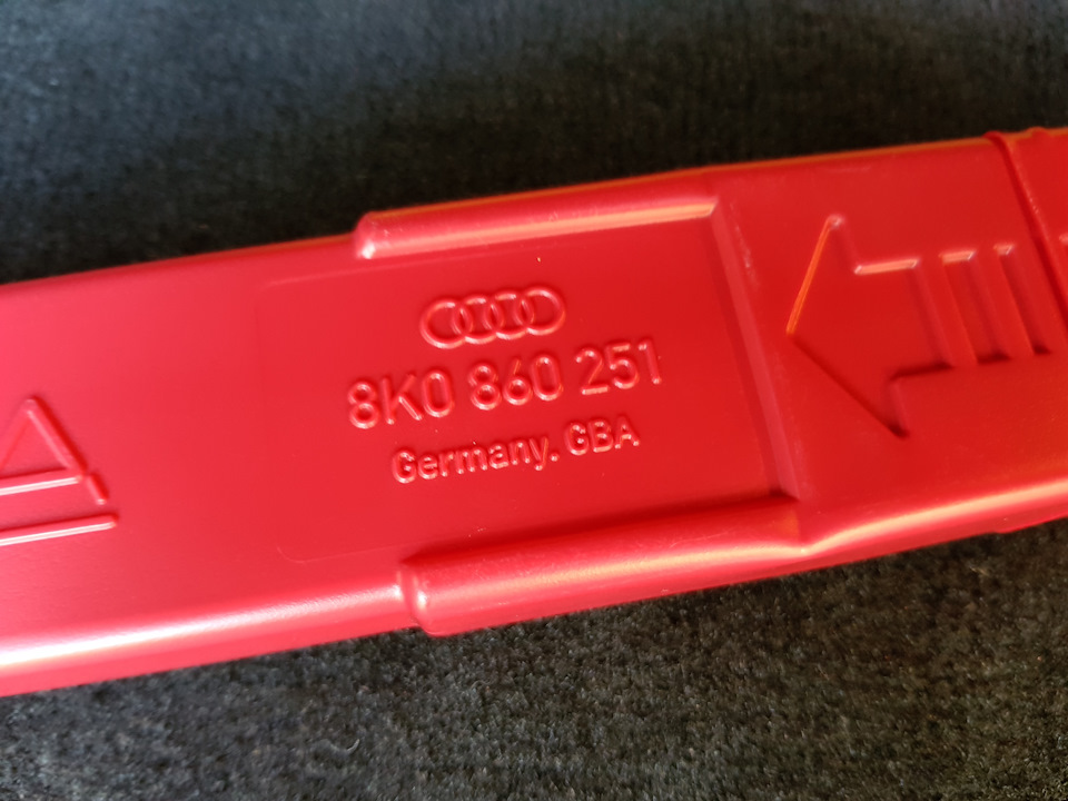 Photo from the logbook Volkswagen Tiguan (2G). Found on photo: 8K0860251