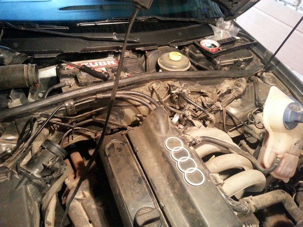 Бочек с антифризом откручиваем и так вот удобно заламываем — Audi A4 (B5)