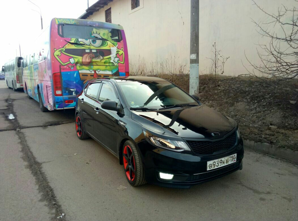 За этим автобусом гонялся всю зиму, пофоткаться) Но то он грязный то я не мытый)) — KIA Rio 5-door (3G)