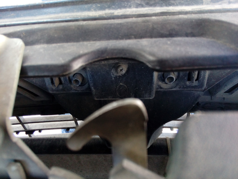 логотип держится на одном саморезе и 2 защелки — Peugeot 307