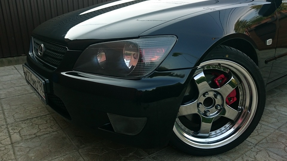 Передняя оптика на машине в сборе — Lexus IS I