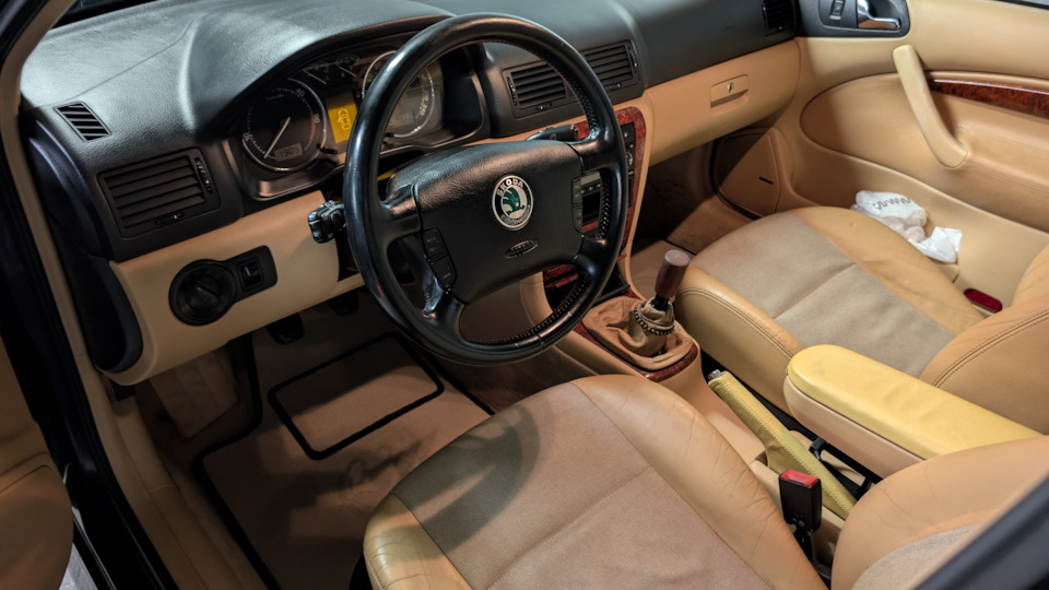Бежевая кожа, чёрный потолок, деревянная ручка КПП — Skoda Octavia Combi A4 Mk1