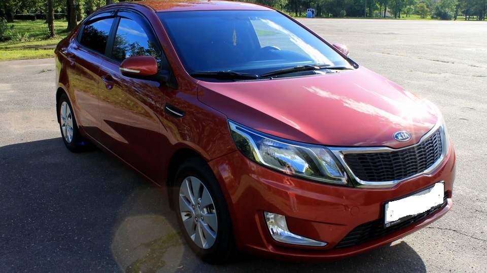 KIA Rio красный металлик