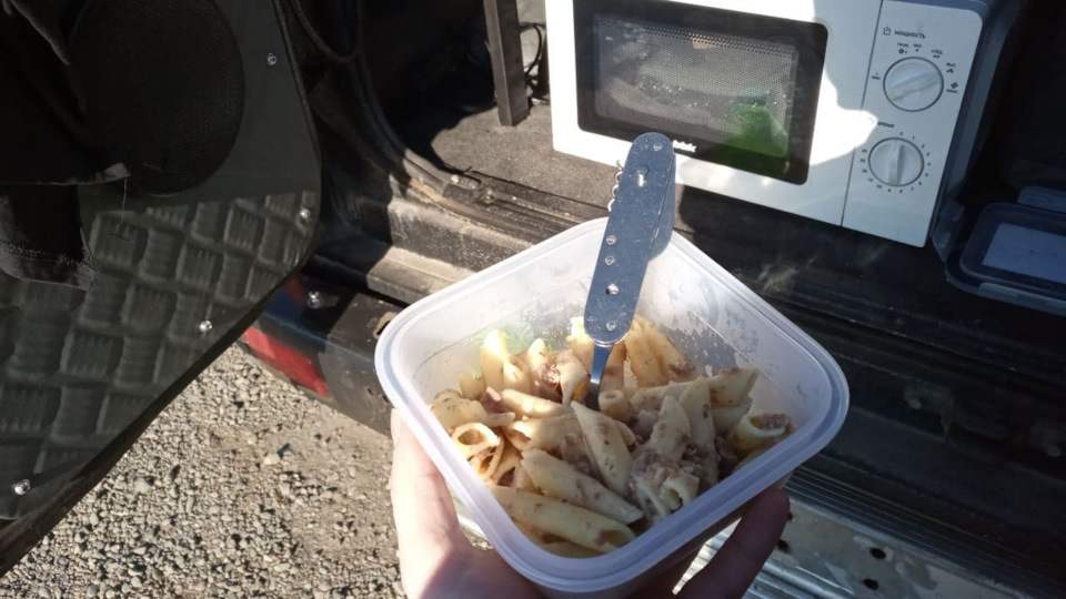 Как хорошо, что походная кухня всегда с собой! Не надо плитку на ветру палить, не надо стол искать и прочее. 3 минуты и еда готова. — Nissan Patrol (Y60)