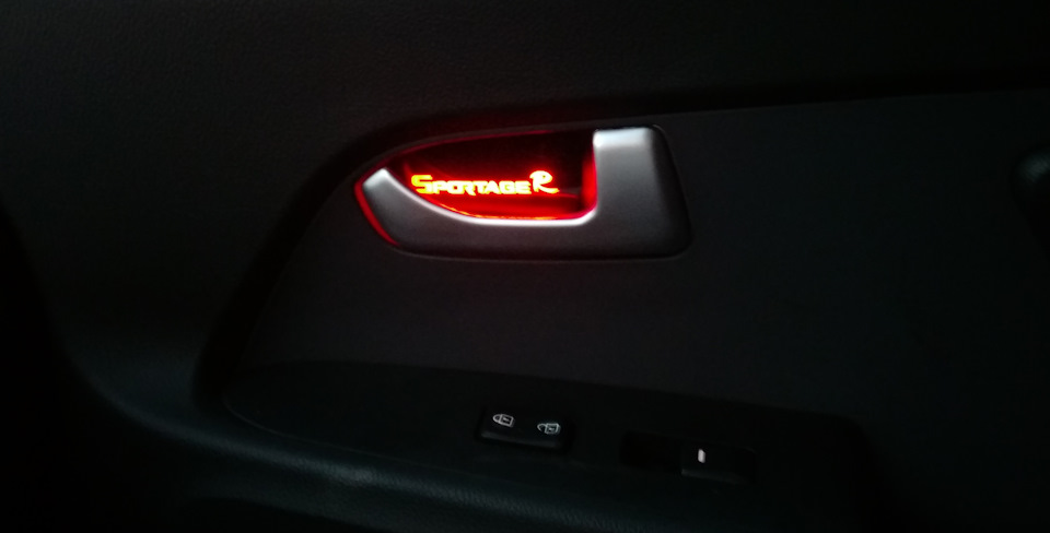 правая — KIA Sportage (3G)