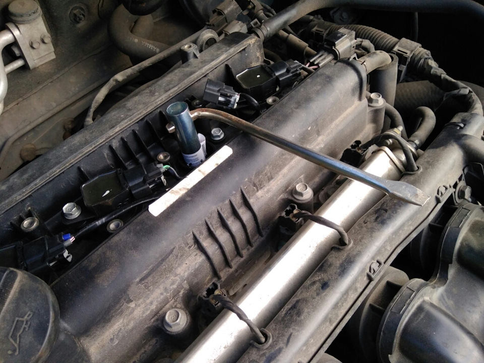 откручиваем свечу — Hyundai Solaris (1G)
