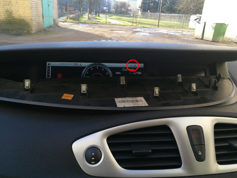 1. Фото из записи Андрея, где я и увидел часы — Renault Grand Scenic III