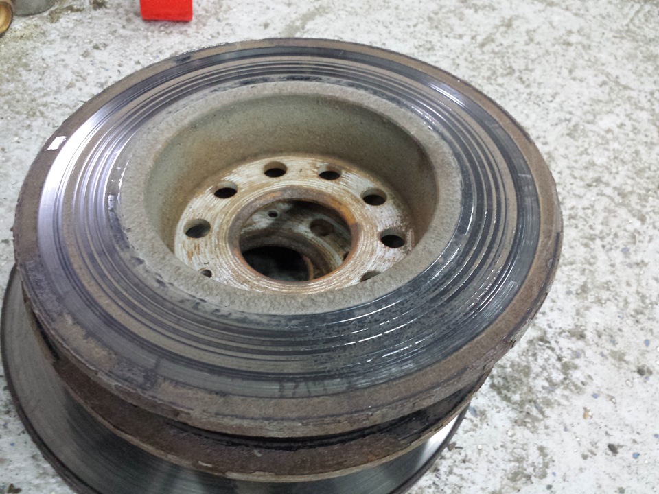 Другой задний тормозной диск изнутри. Совсем беда =( — Volkswagen Golf GTI Mk6