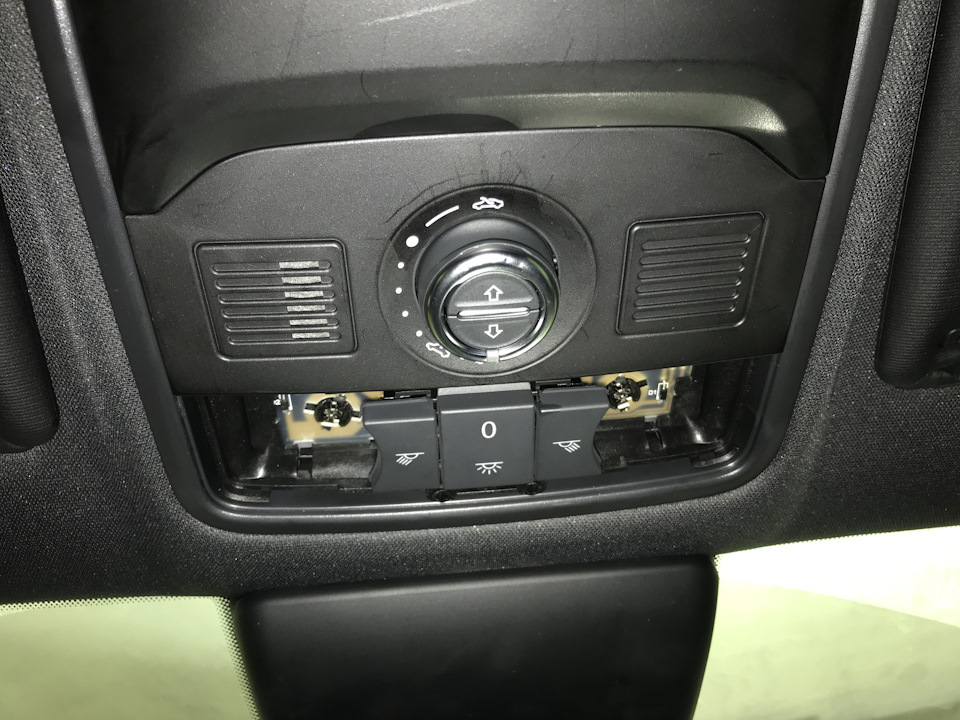 Рамка с рассеивателем снята — Volkswagen Tiguan (1G)