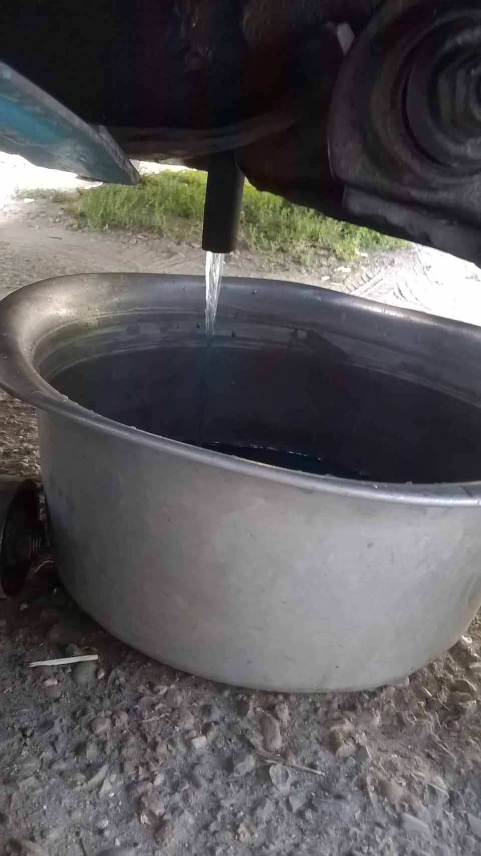 А так я сливал воду. На сливной краник одел шланг, чтобы струя воды не бежала на балку. Очень удобно. — ИЖ Москвич 412