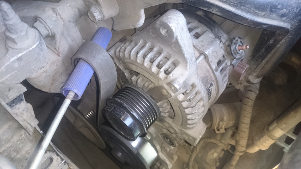 зафиксировал ремень — Toyota Auris (1G)