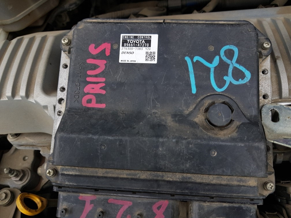 2009-2010 год — Toyota Prius (30). Запчасти на фото: 8966147270