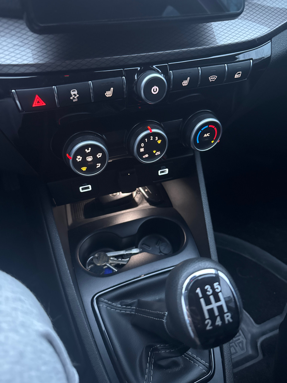 Подсветка USB — Lada Vesta SW Cross (NG) бензин, 1,6 л, 2024 года