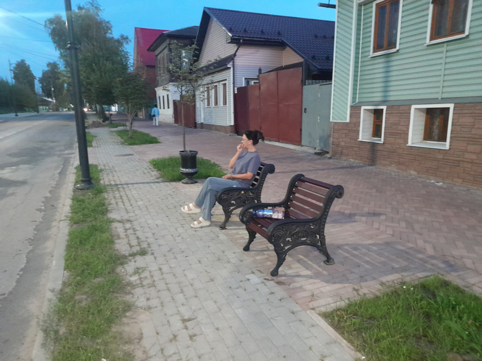 Интересные скамейки стоят вдоль дороги. Явно не для влюбленных. Сдвинуть никак))) — Lada Гранта Cross