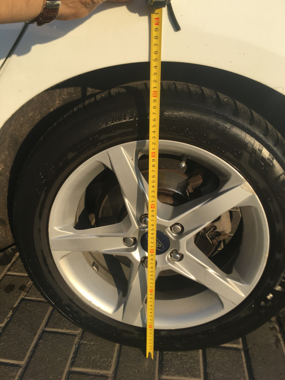 Высота от асфальта до края арки 64,8 см на сток подвеске — Ford Focus Sedan III. Запчасти на фото: 12345678901, 6789601, 5678990