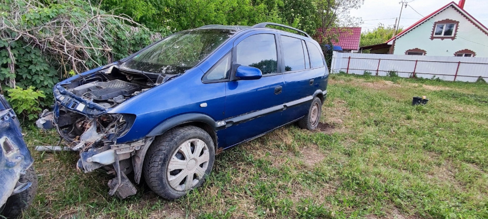 на авто заехали в дерево! — Opel Zafira A