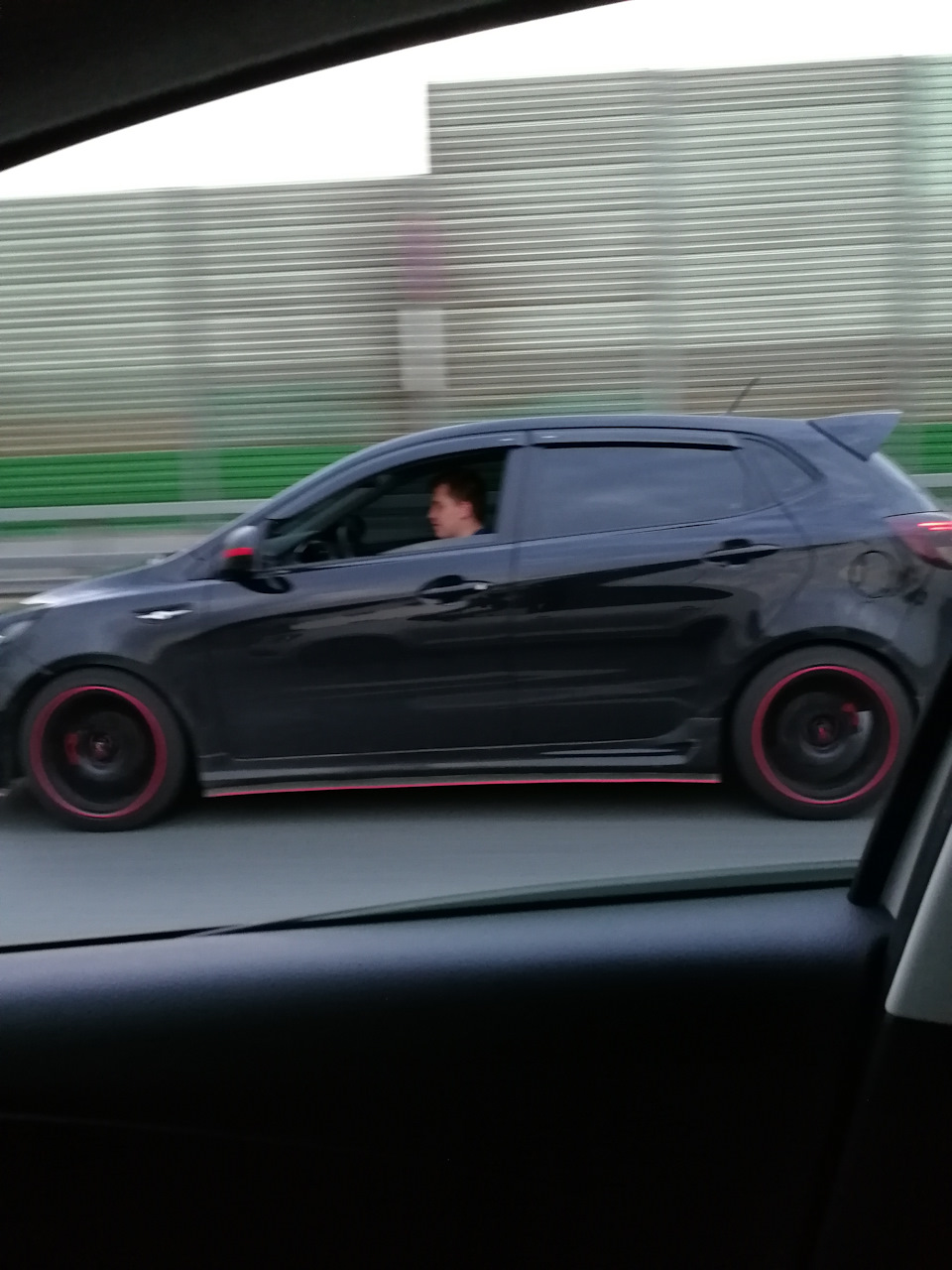 Так она выглядит на ходу — KIA Rio 5-door (3G)