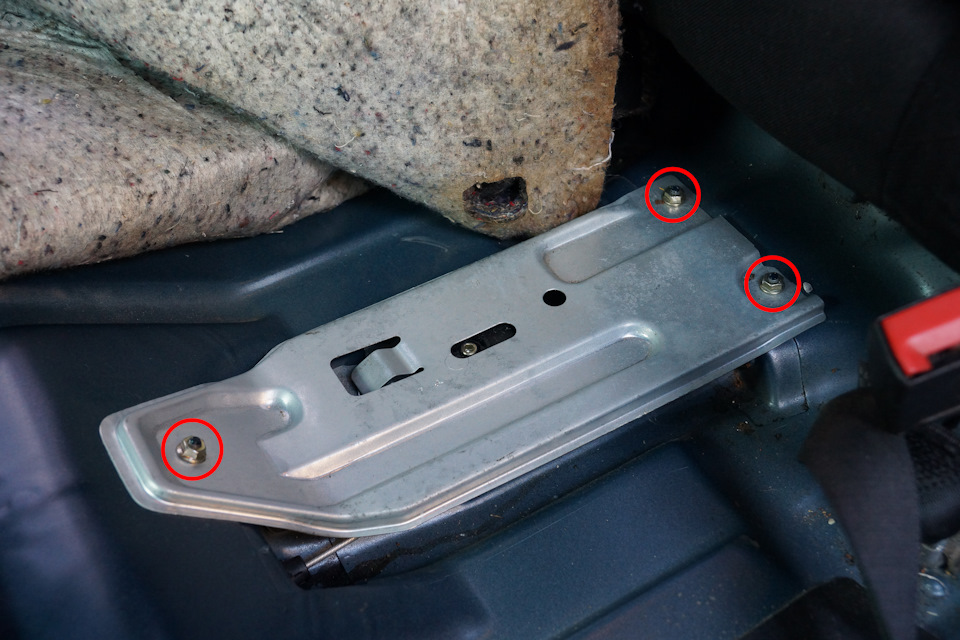 Необходимо открутить 3 болта и снять металлическую площадку. — Mercedes-Benz C-Class (W202)