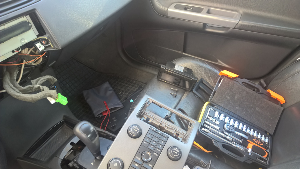 Все разбирается минут за 5 — Volvo S40 (2G)