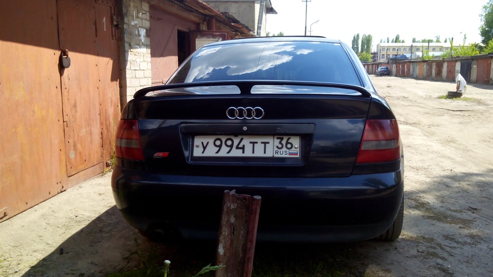 отличный ракурс. хотя нет, кто нибудь уберите эту шпалу! — Audi A4 (B5)
