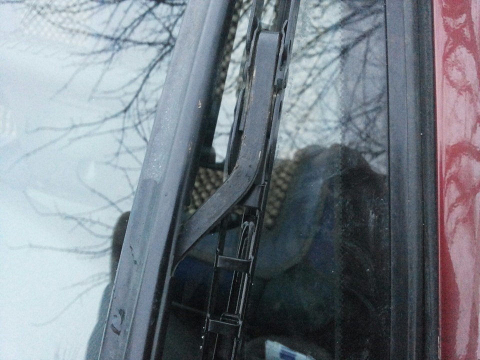 Нужно в тисках выгнуть поводок в пассажирскую сторону, чтобы щётка стала параллельно стойки лобового стекла. Есть маленькая засада, щетка цепляется за сполер, предётся немного укоротить сполер. — Lada 21112