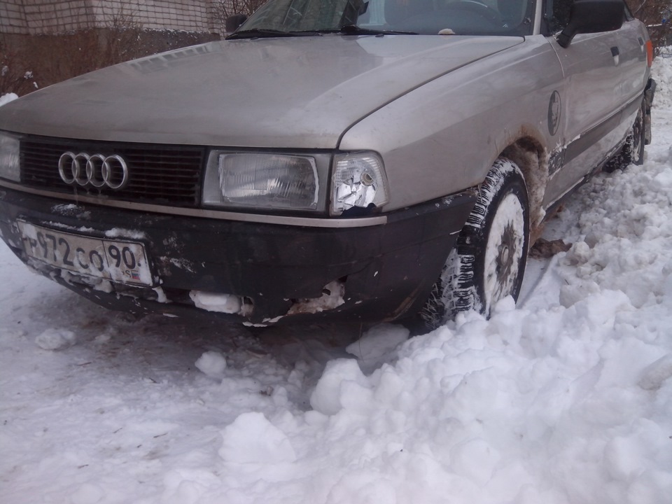 Бампер треснул и раскололся поворотник — Audi 80 (B3). Запчасти на фото: 120090