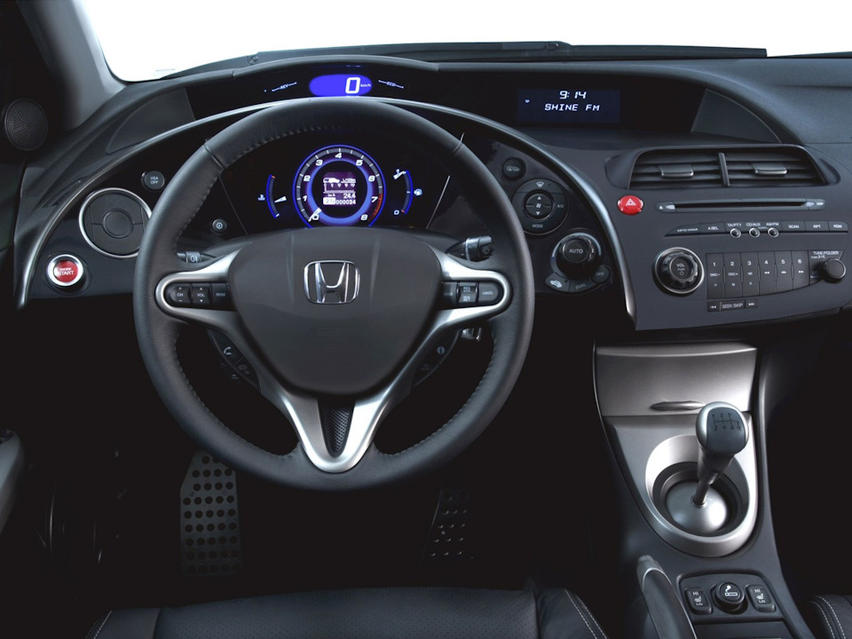 так выглядит рычаг у версии с мкпп — Honda Civic Hatchback (8G)