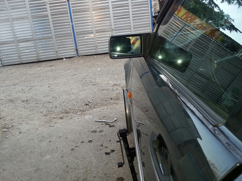 выпирает наружу — Mercedes-Benz E-Class (W124)