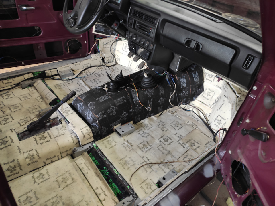 поверх вибры Comfort mat ProLock 6, а сверху Comfort Mat Blockator — Lada 4x4 3D