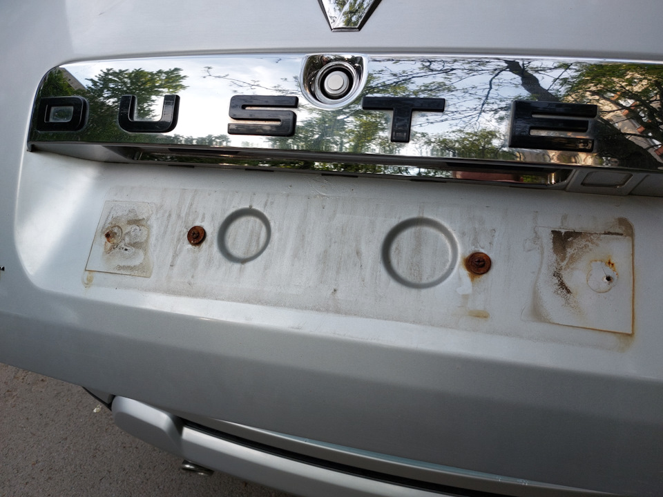 Место из под номера сзади — Renault Duster (1G)