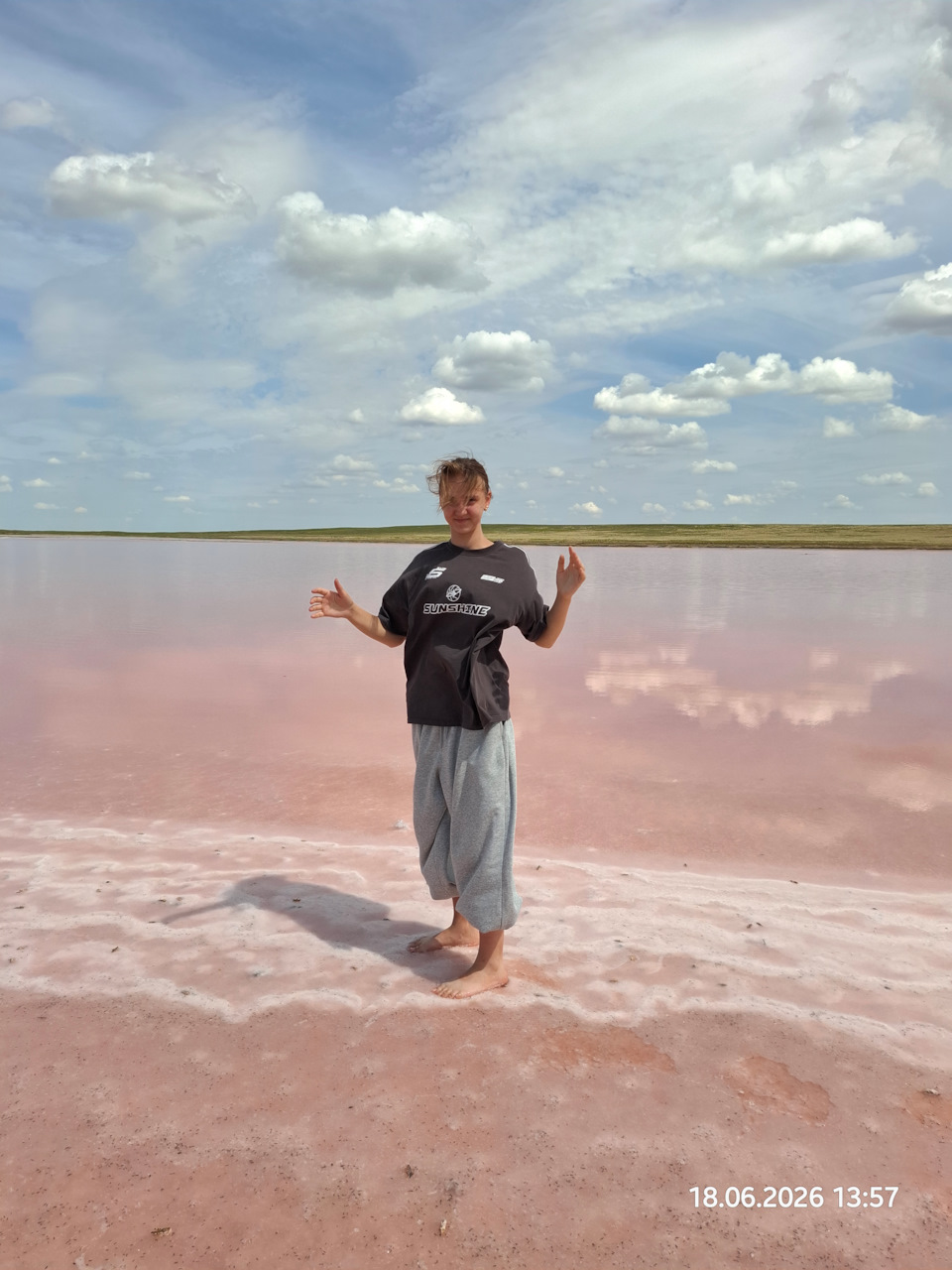 Ветер в тот день был сильный. Настю периодически пыталось сдуть) — Lada Niva Travel