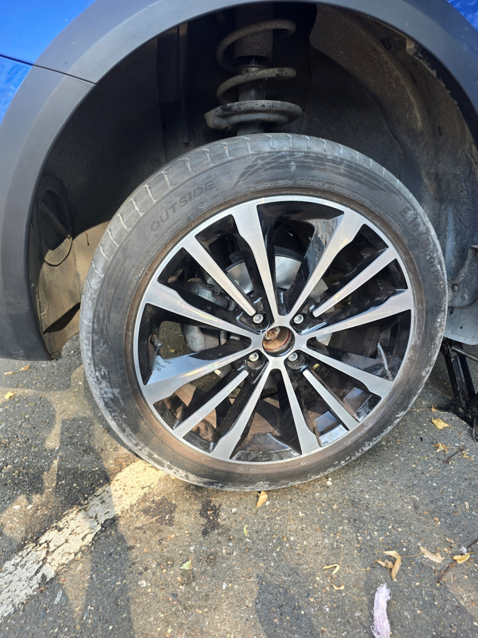 Колесо на месте, пока без колпачка. — Lada Vesta SW Cross (1G)