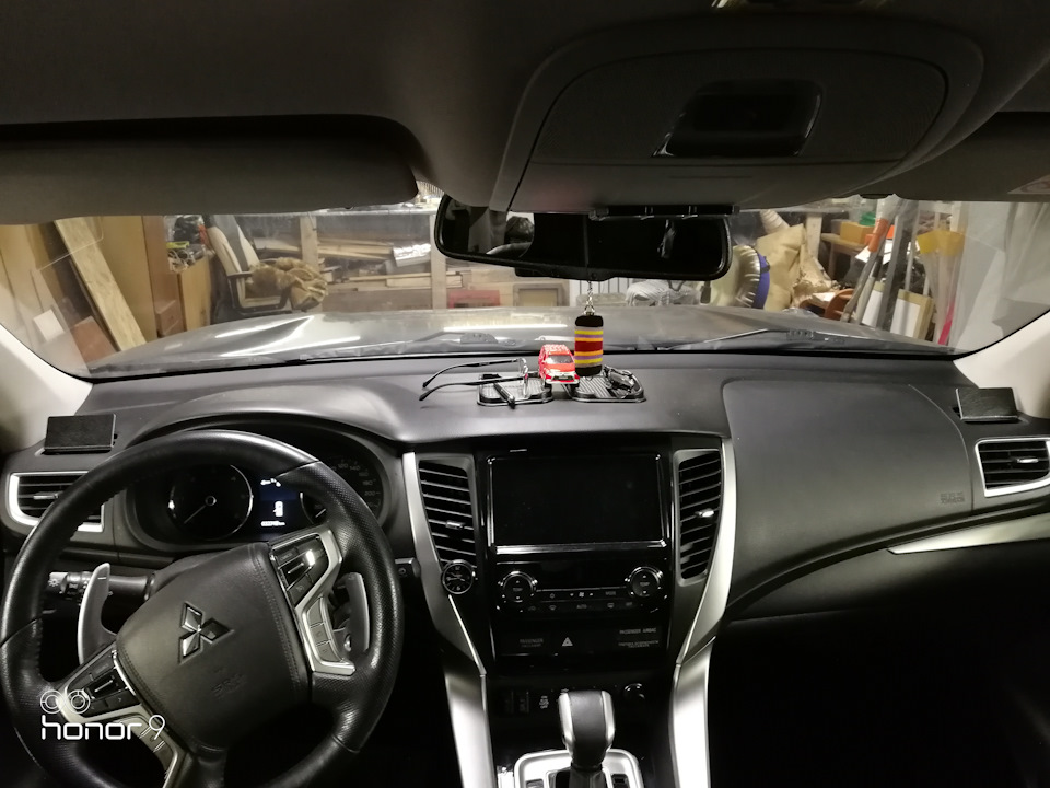 Вид с салона. — Mitsubishi Pajero Sport (3G)