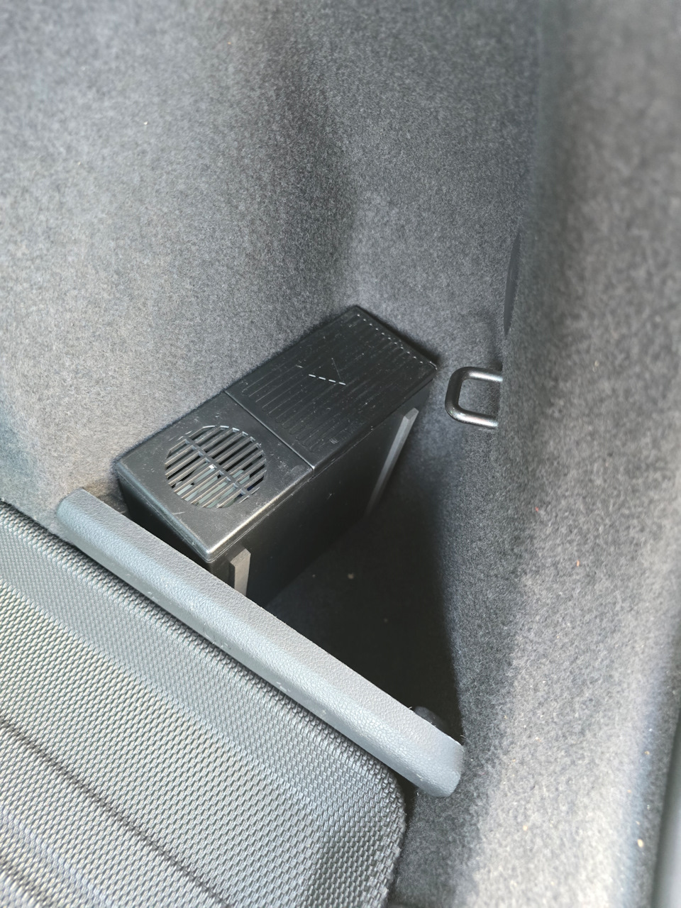 Компрессор в боковом кармане багажника — Audi Q3 (2G)