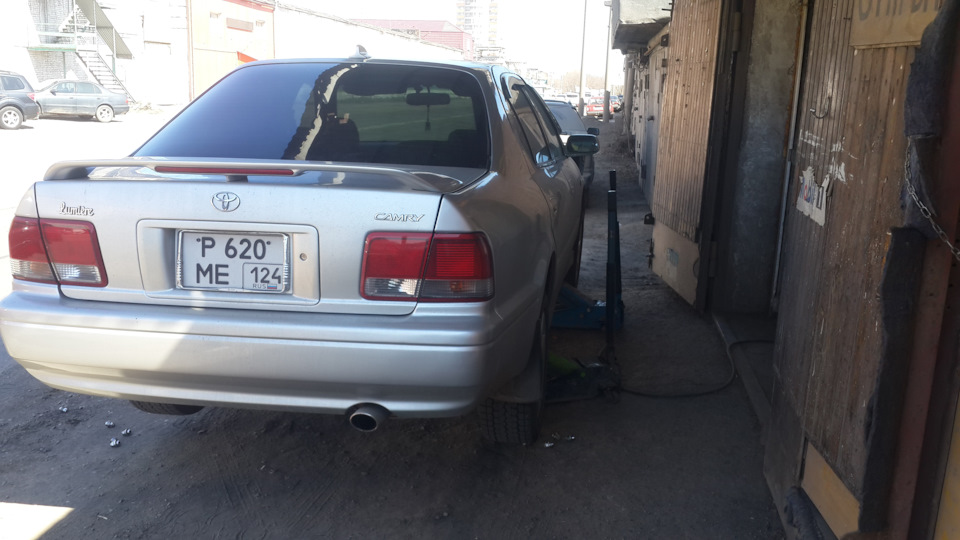 На домкратах — Toyota Camry (V40)