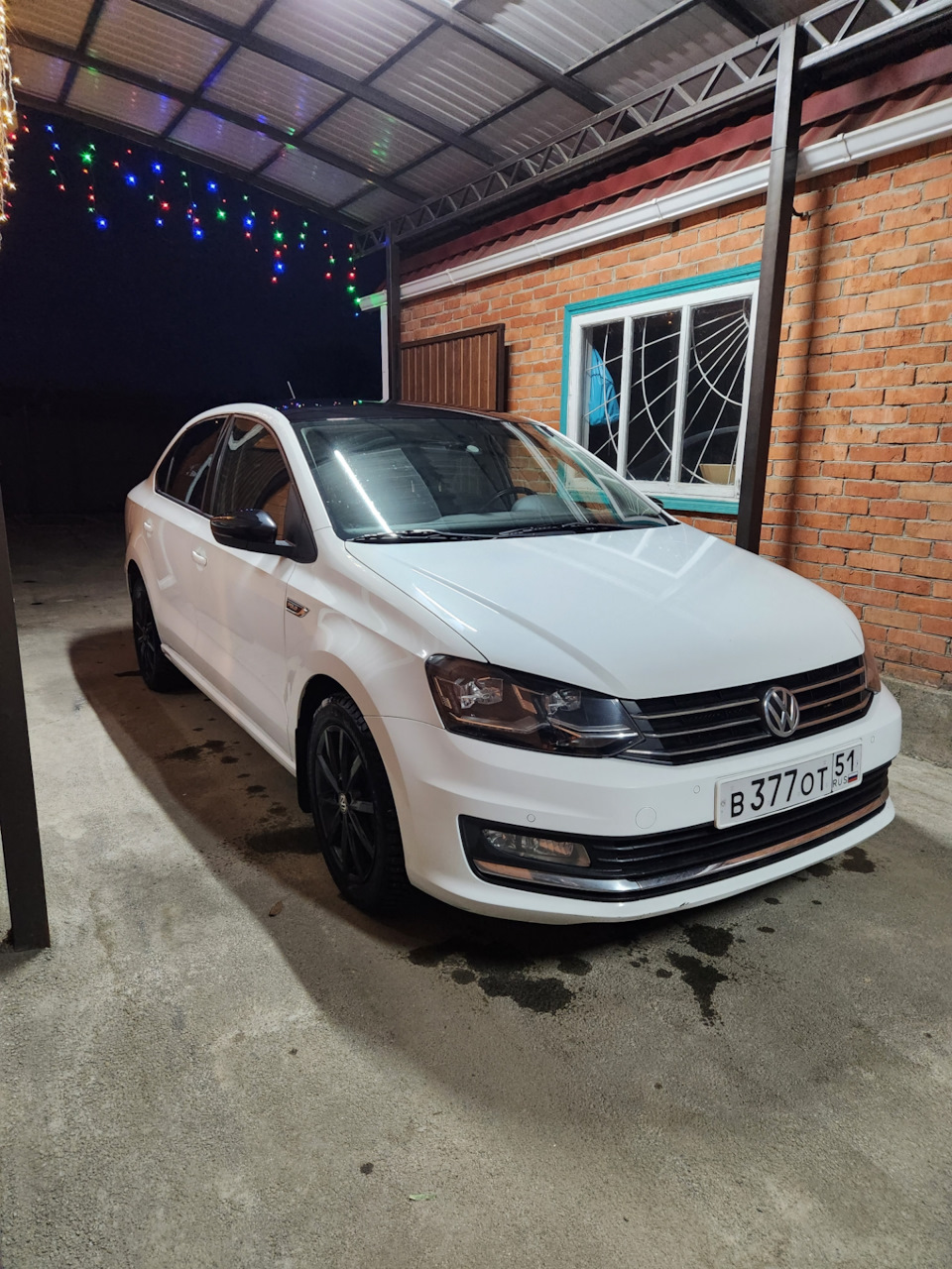 Стоит радуется — Volkswagen Polo Sedan