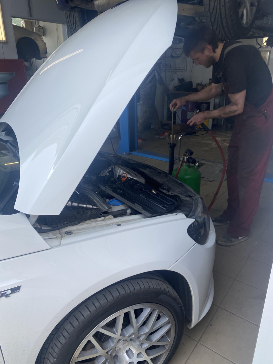 что-то колдует, заливая мне мотор маслом — Volkswagen Scirocco (3G)