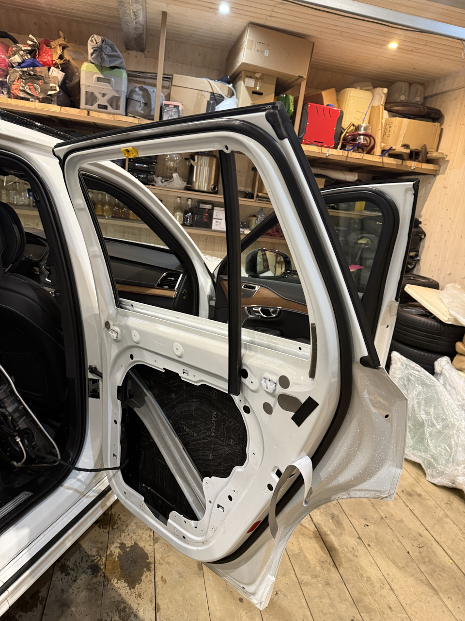 Заднюю дверь необходимо — Volvo XC90 (2G)
