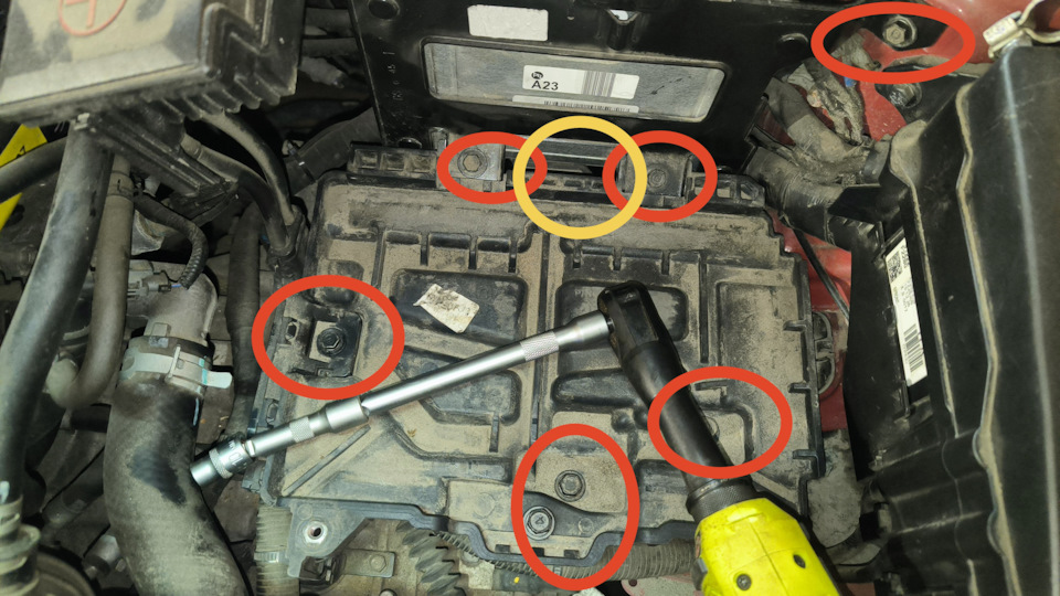 Демонтаж площадки аккумулятора — Hyundai Elantra (6G)